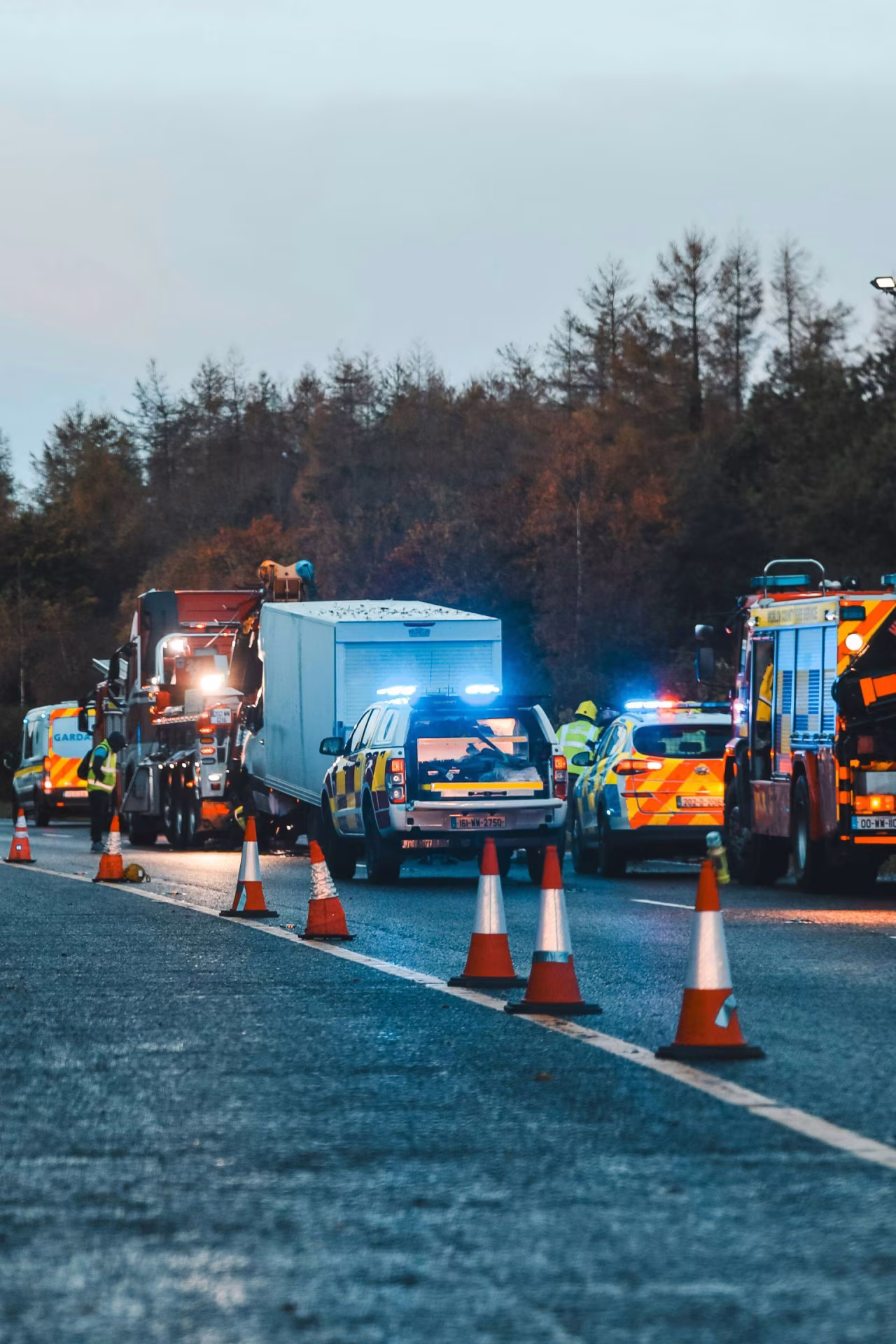 Transport noodsituatie op snelweg met gereedschappen en hulpdiensten bij controle en aanhouding