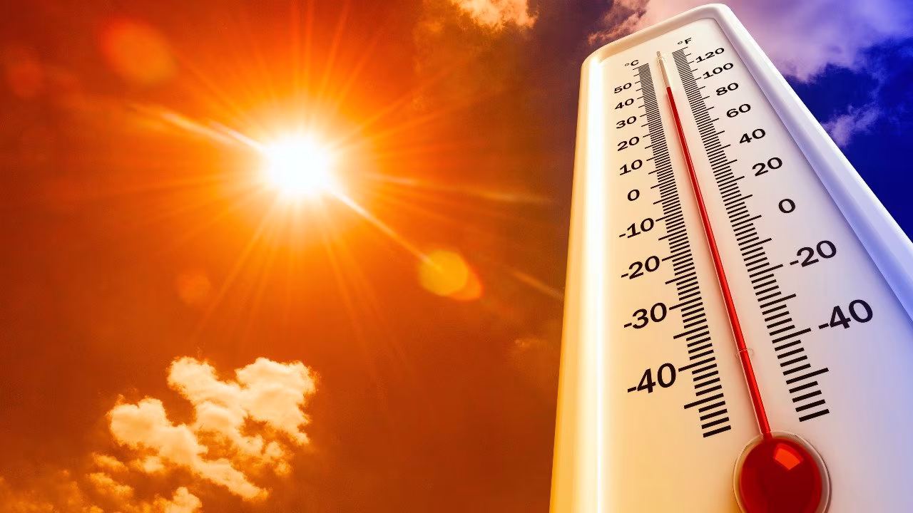 Zonnige lucht met thermometer toont 40 graden celsius bij presentatie jelmer visser over hittestress in twente
