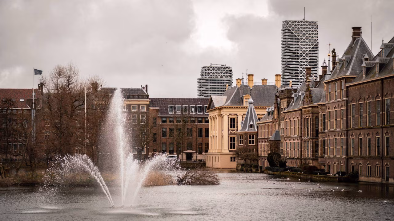 Stadsgezicht met fonteinen en contrast tussen historische en moderne gebouwen, h2 De politieke versnippering voorbij