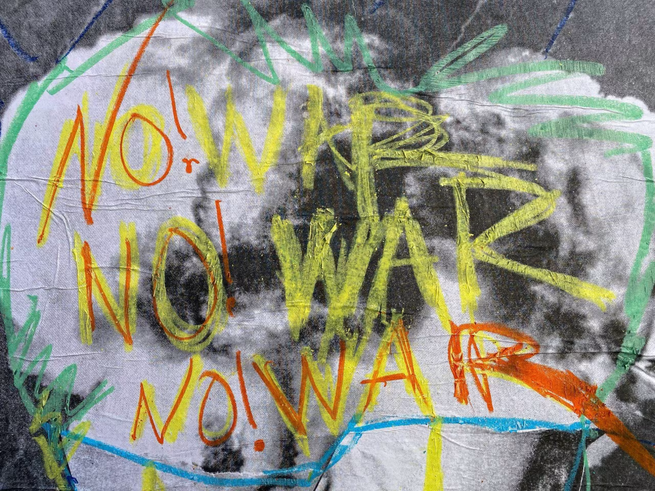 Graffiti met de tekst No! No! No! War in oranje en geel tegen oorlog, passend bij De oorlog in Oekraïne van september 2024
