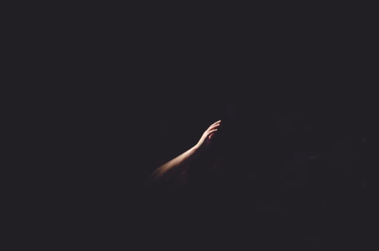 Pandora h2 titel en uitgestrekte hand op donkere achtergrond symboliseren hoop en stille wens voor het nieuwe jaar