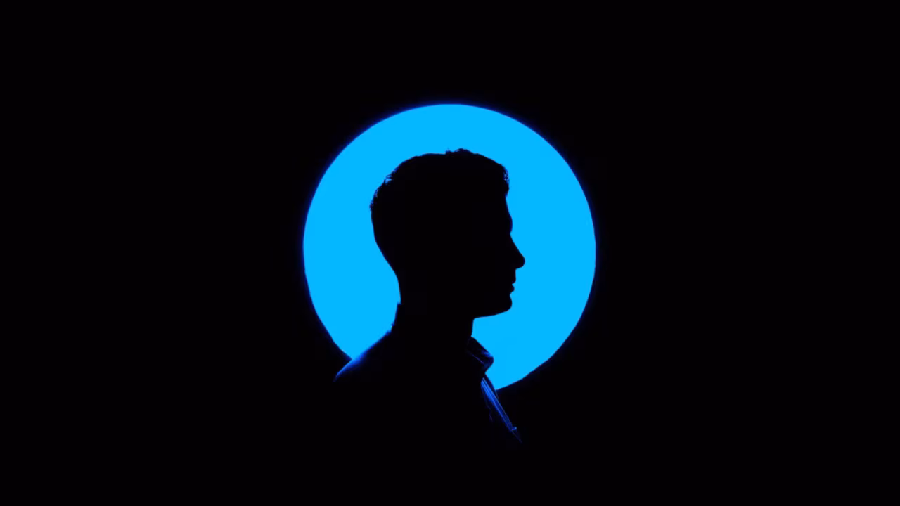 Silhouet tegen zwarte achtergrond met grote blauwe cirkel erachter symboliseert identiteit profiel auteur robert beernink