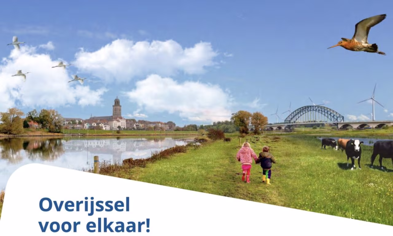 Landschap Overijssel met rivier, stad en kerktoren, twee kinderen rennen, koeien, boogbrug, windmolens, vogels, tekst Overijssel voor elkaar!