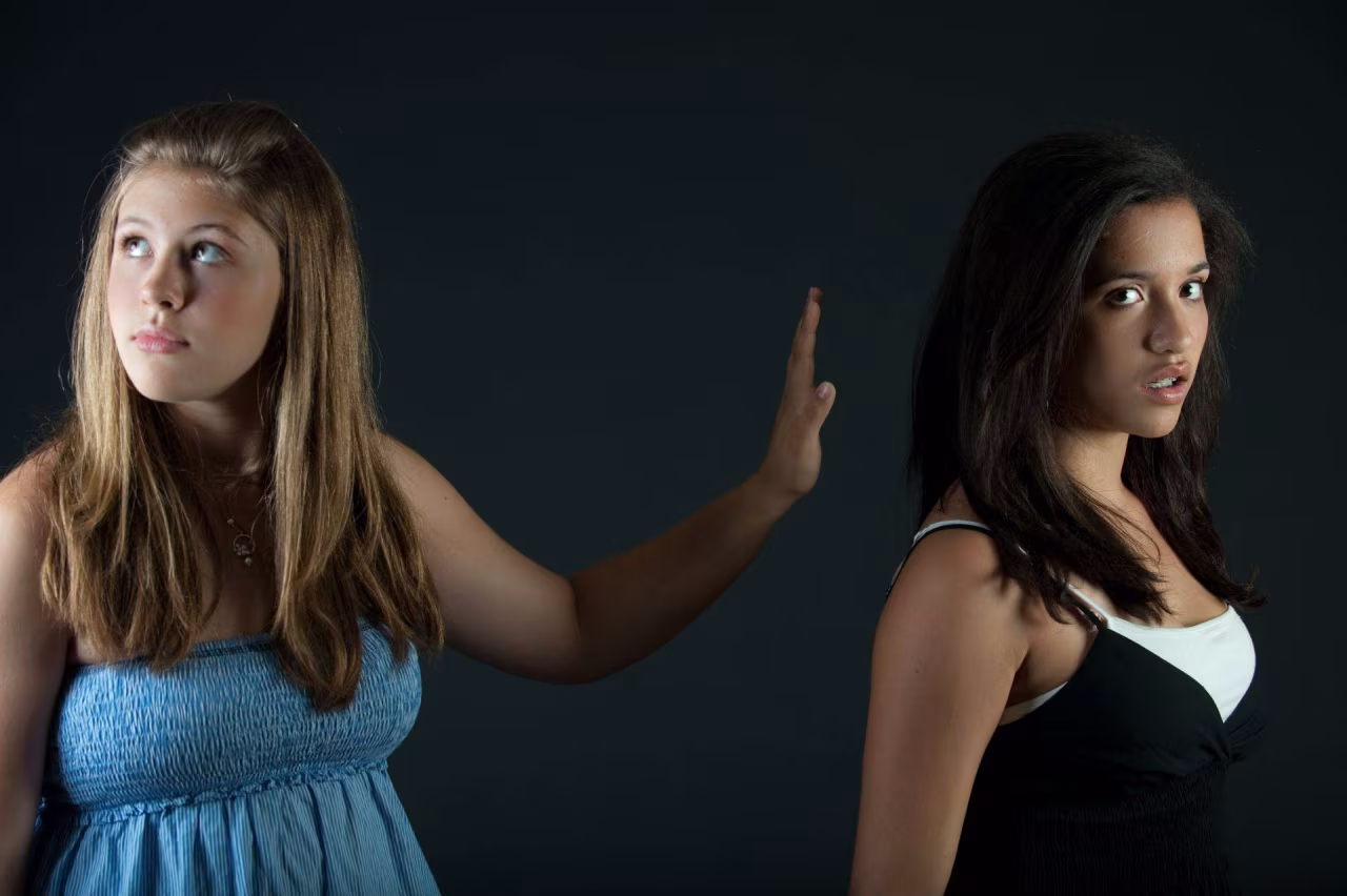Studenten saxion kaarten huiselijk geweld aan interactie op donkere achtergrond social rebel project