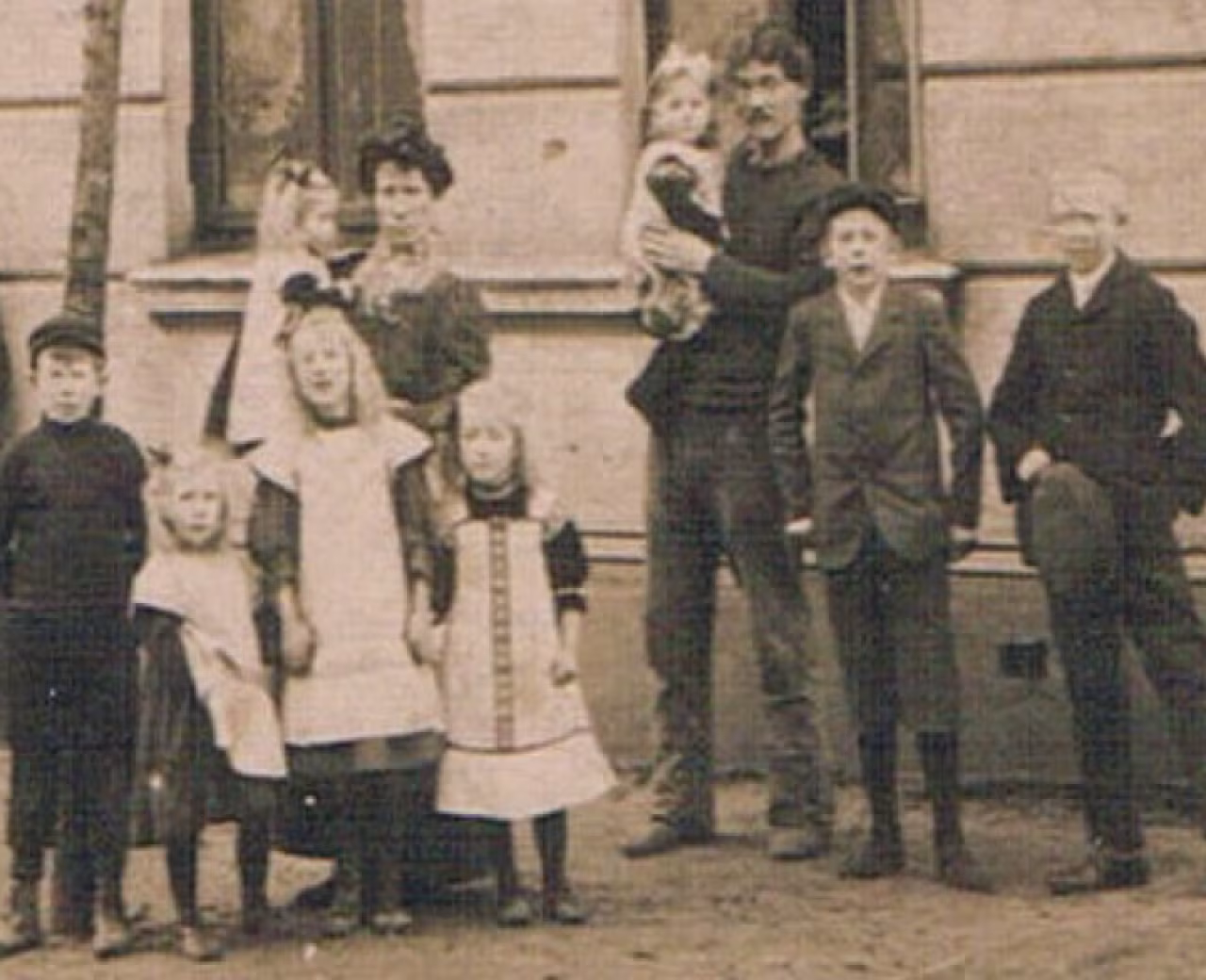 Radiodocumentaire Matthijs Deen mythe oudoom Lambert oude familiefoto voor stenen muur met tien personen