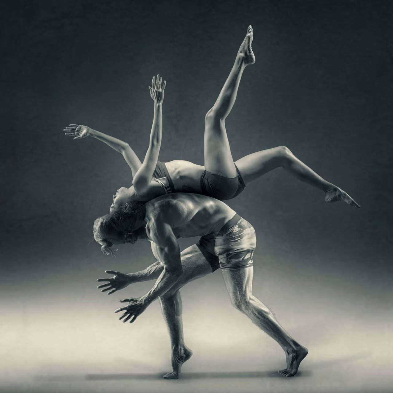 Zwart-witfoto danspose twee personen balans kracht flexibiliteit artistiek dans acrobatiek onder weg naar plagwijk ontwerp