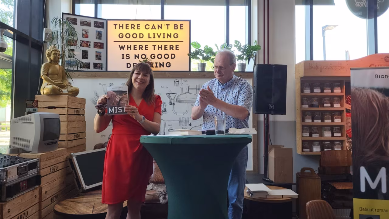 Bianca stegehuis debuteert met mist presentatie met kaart mist en tekst bord good drinking in twentsche foodhal enschede