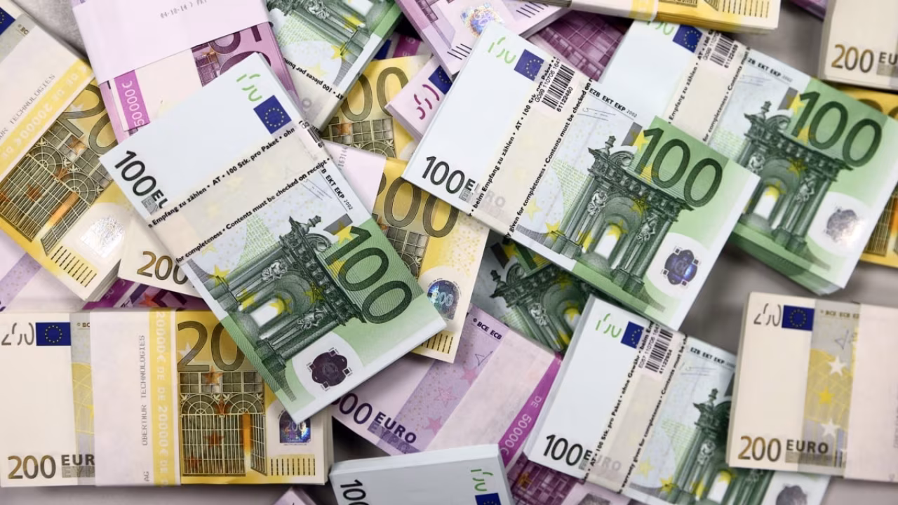 Bundels eurobiljetten 100 en 200 euro met witte banden simuleert geld in nieuwsoverzicht 5-11 sept 2022 tkk