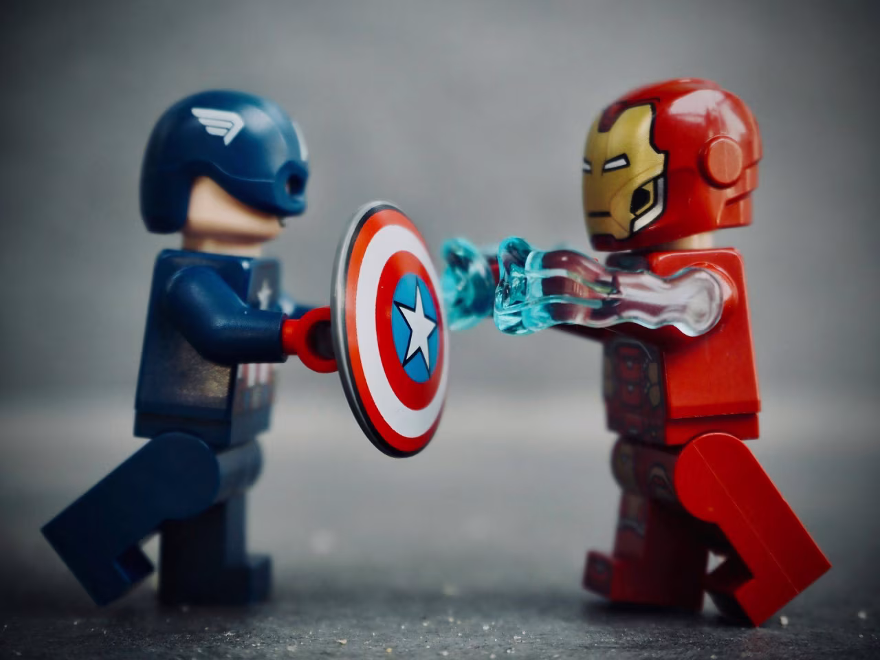 LEGO-figuren Captain America en Iron Man in gevechtshouding, thema Afleiden over Ministekclub Pin-up leiderschap.