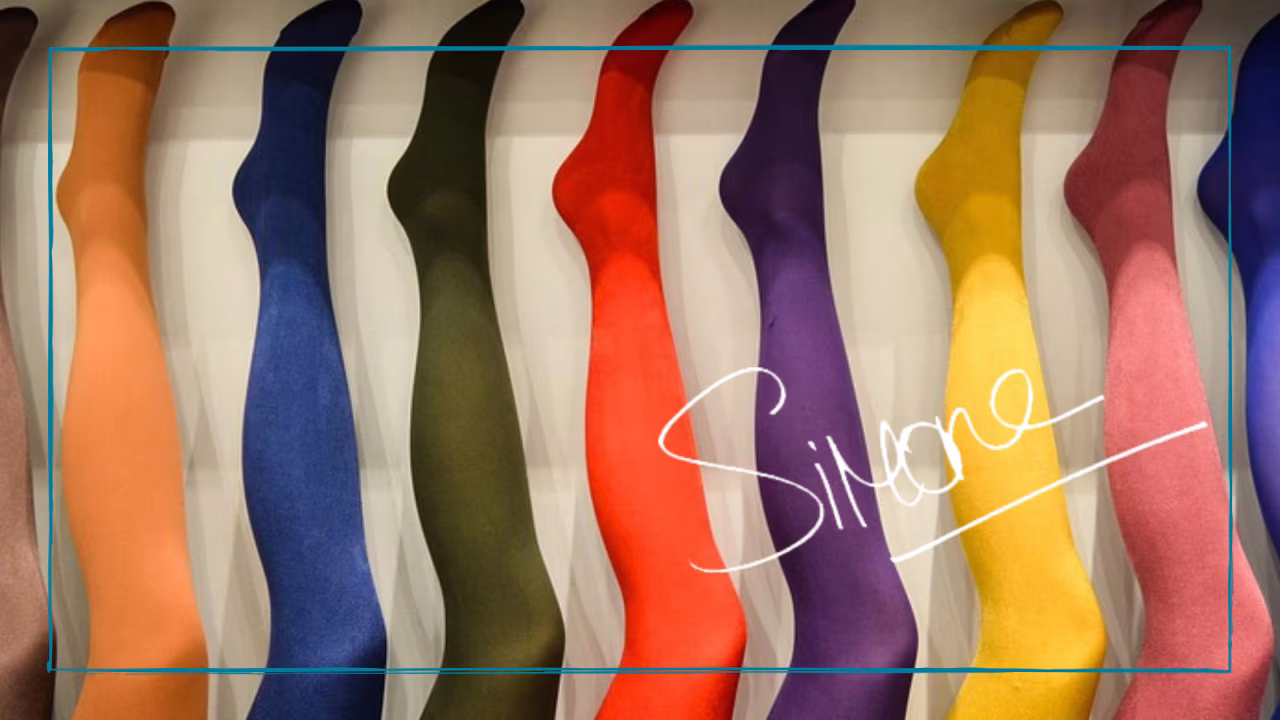 Ochtend: acht verticale kleurige gestileerde benen met handgeschreven tekst Simone over panty’s in kleuren oranje, blauw, groen, rood, paars, geel, roze, donkerblauw