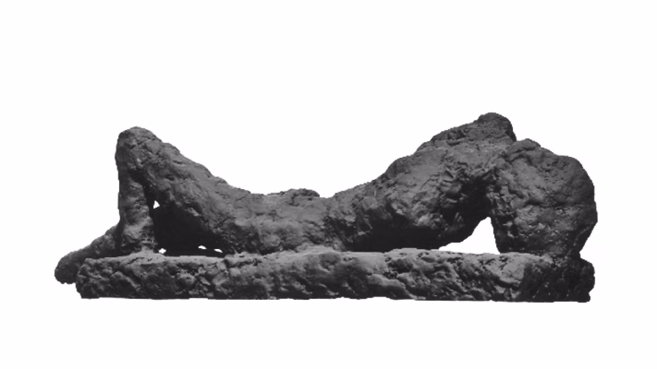 Gestalt bronzen sculptuur van een liggend figuur van Armando, getoond in Rijksmuseum Twenthe, tentoonstelling Gestalten