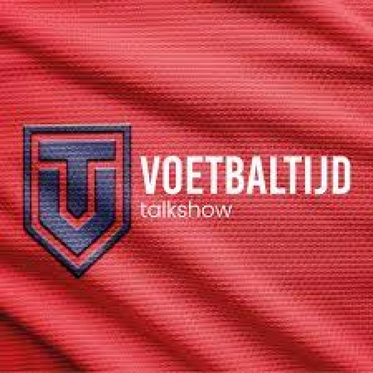 Logo voetbalTijd talkshow op rood sportshirt voetbalprogramma met jan-willem brüggenwirth twents mediaplatform