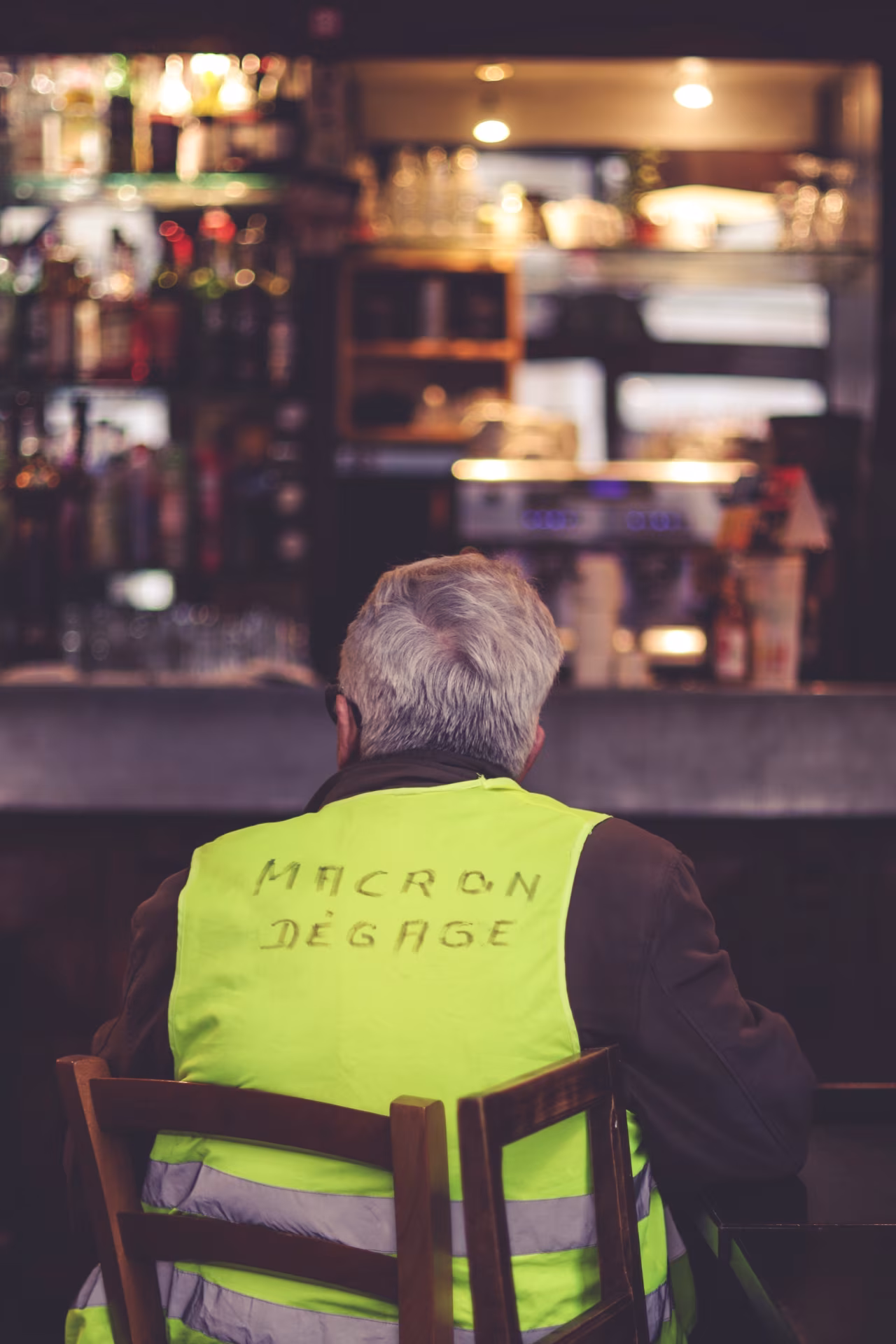 Achterkant met geel hesje 'MACRON DÉGAGE' in café, politieke boodschap tegen Emmanuel Macron, weekoverzicht februari 2022