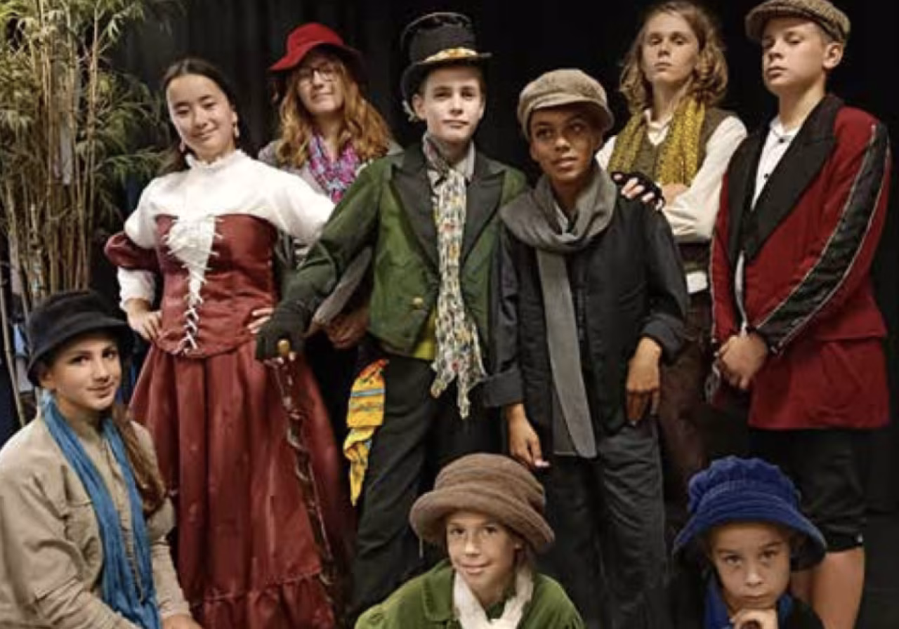 Twentse jeugdtheatergroep barst viert 25-jarig bestaan met historische kostuums in positie