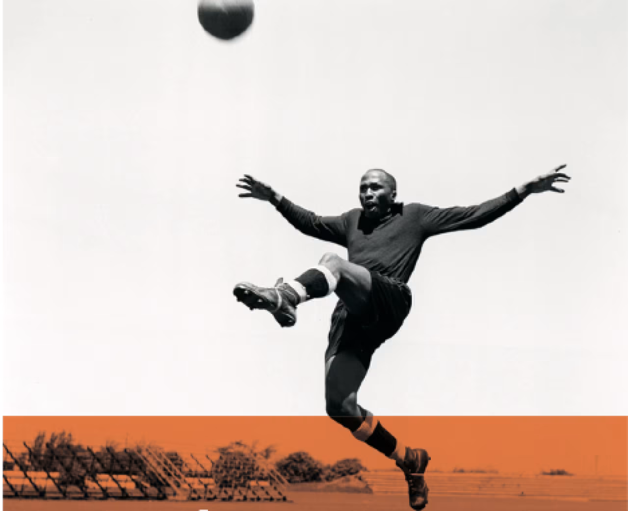 Zwart-witfoto van een voetbalmoment met een speler die een bal hoog optilt, actie en controle zichtbaar - Muziektheaterspektakel DHLOMO