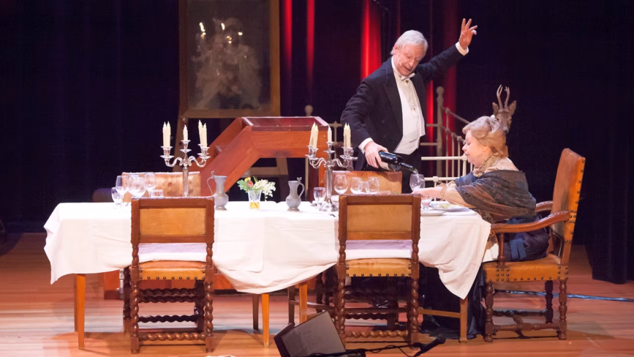 Theaterscène diner veur ene met Laus Steenbeeke en zus Jonne, kaarsen en wijn op klassiek gedekte tafel