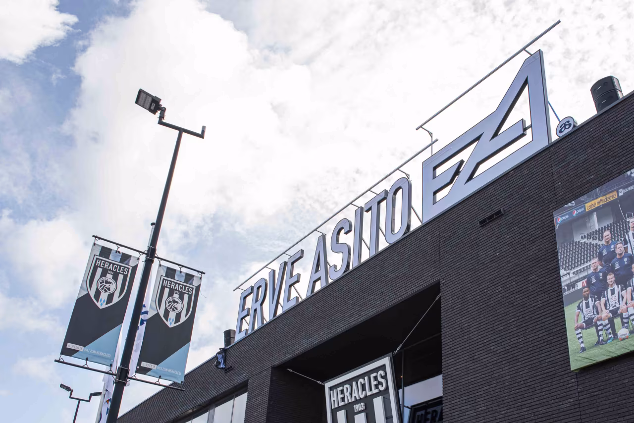 Heracles Almelo stadion met grote tekst ERVE ASITO en Heracles hijsbanners, regio weekoverzicht 23-27 mei 2022