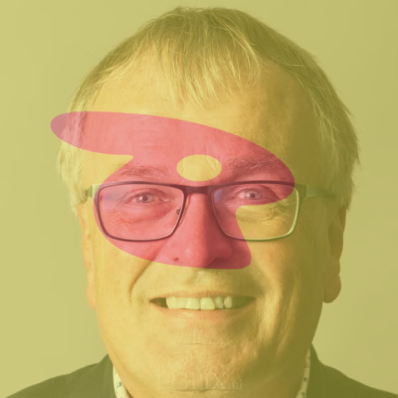Portretfoto met rood organisch patroon over gezicht en bril, tekst #44 - àrgeleindbaas Dick Sanderman over Twents mediaplatform TKKR