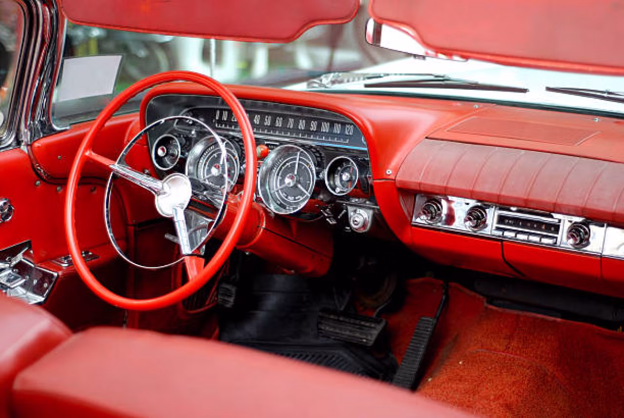 Interieur klassieke auto dashboard stuurwiel meters radiosysteem tijdritje twents mediaplatform