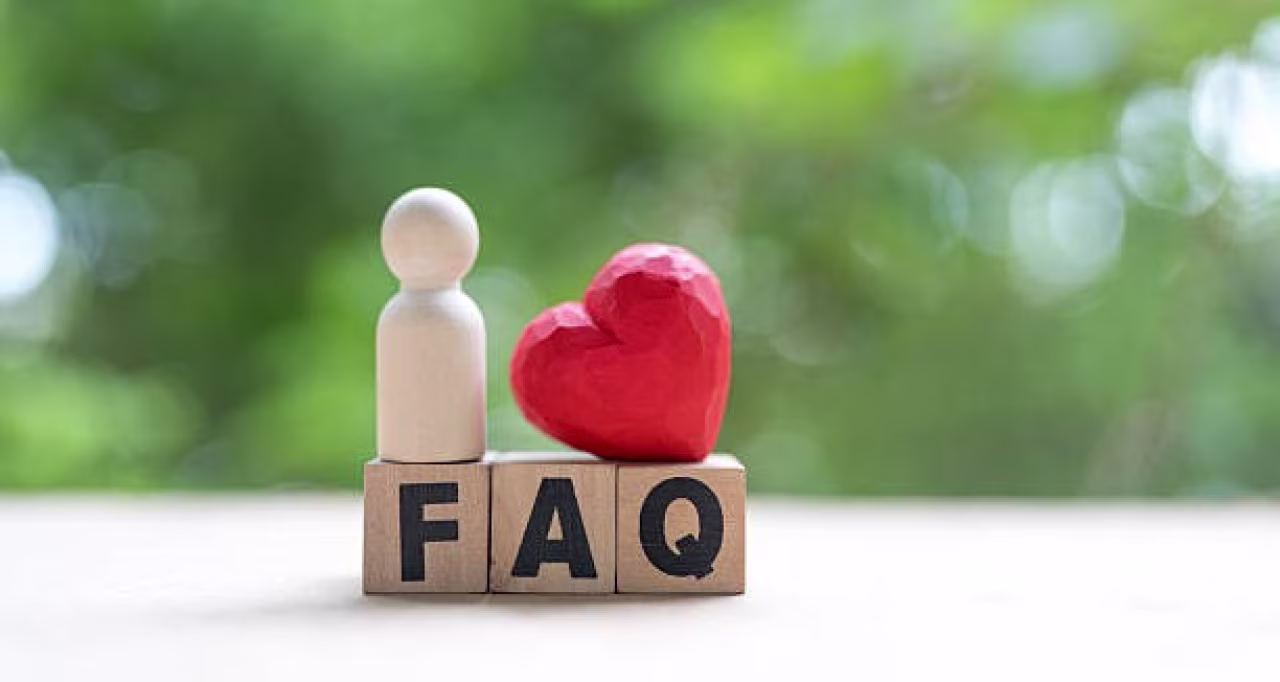 3 houten blokken vormen FAQ met een figuurtje en rood hart, symbool voor veelgestelde vragen en zorg in context ultiem doel