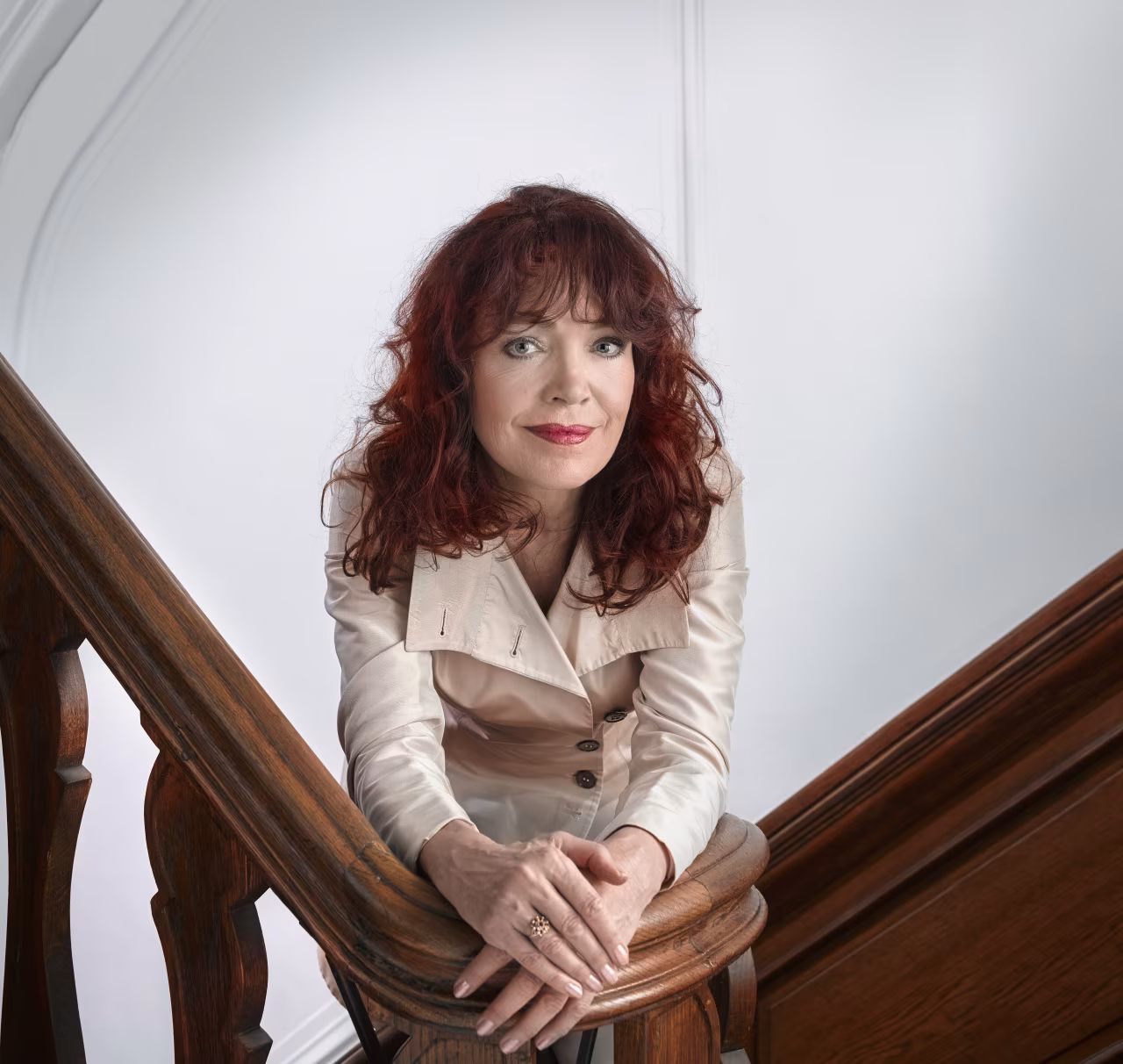 Broekhuis op Zondag met schrijfster Rosita Steenbeek leunt op houten balustrade en kijkt direct in camera