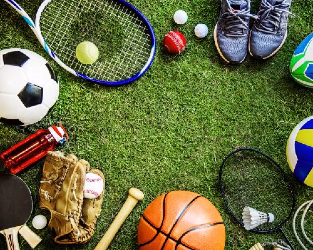 Sportoverzicht met diverse sportuitrusting in een cirkel op gras: voetbal, tennisracket, cricketbal, rugbybal, volleybal, basketbal, tafeltennis, badminton shuttle en bidon