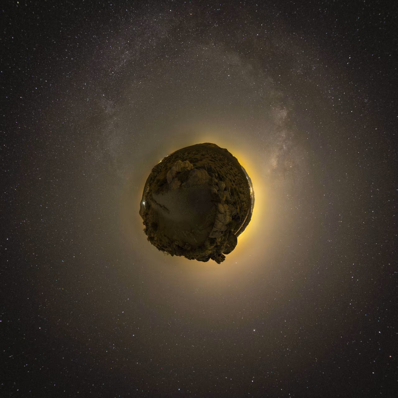 Tiny planet nachtfoto met sterren en melkweg toont kosmisch landschap in artikel Zijn we er nog als Bennu inslaat