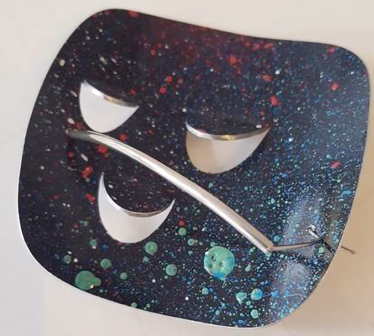 Broche van Sumiko Hattori met abstract gezicht en kleurrijke verfspatten Stockwerk bij Beeld Aambeeld