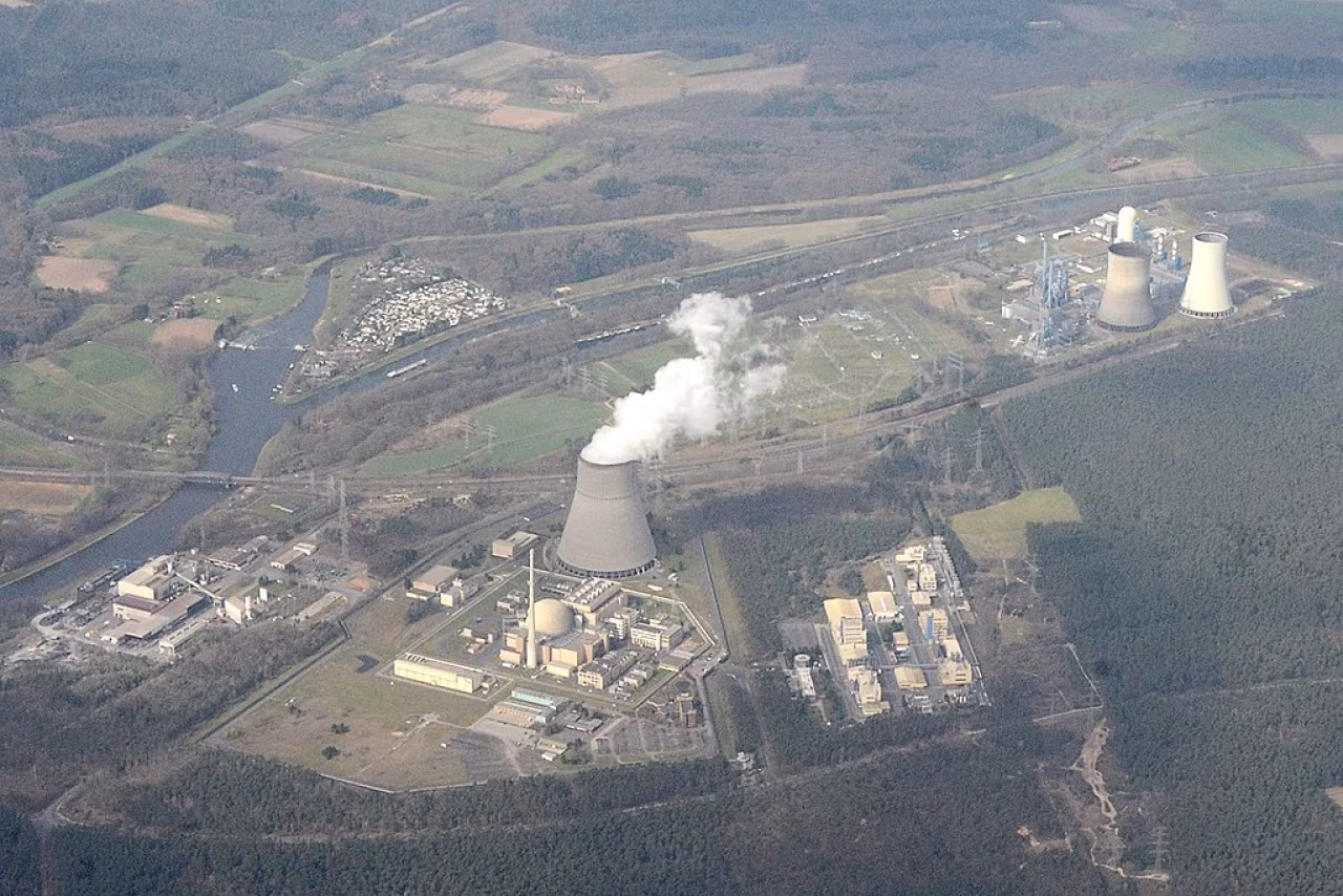 Luchtopname energiecentrale met stomende koeltoren en omgeving, overzicht regio nieuws 22-26 aug 2022