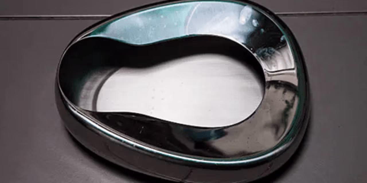 Ovale asbak met zandlopervormige uitsparing voor sigaretten bij Twentse zorgen en gedichten over opleiding en zorg