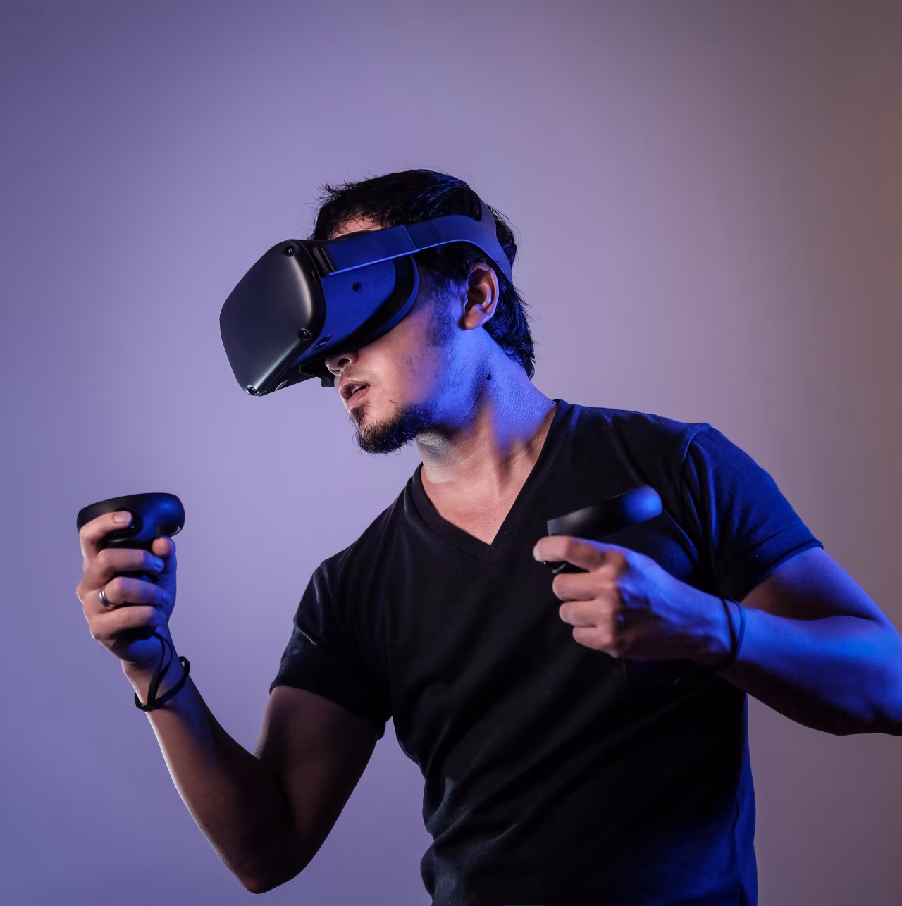 Persoon draagt VR-headset en houdt controllers vast tegen paarse en blauwe achtergrond, VR-technologie, Het loden gewicht van het digitale zelf