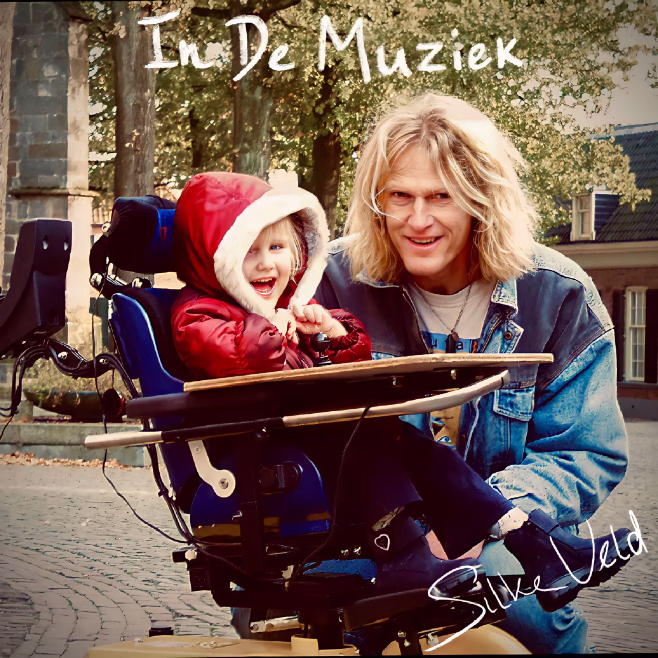 In De Muziek albumhoes met Silke Veld en vader Toon Lansink samen lachend in buitenlucht