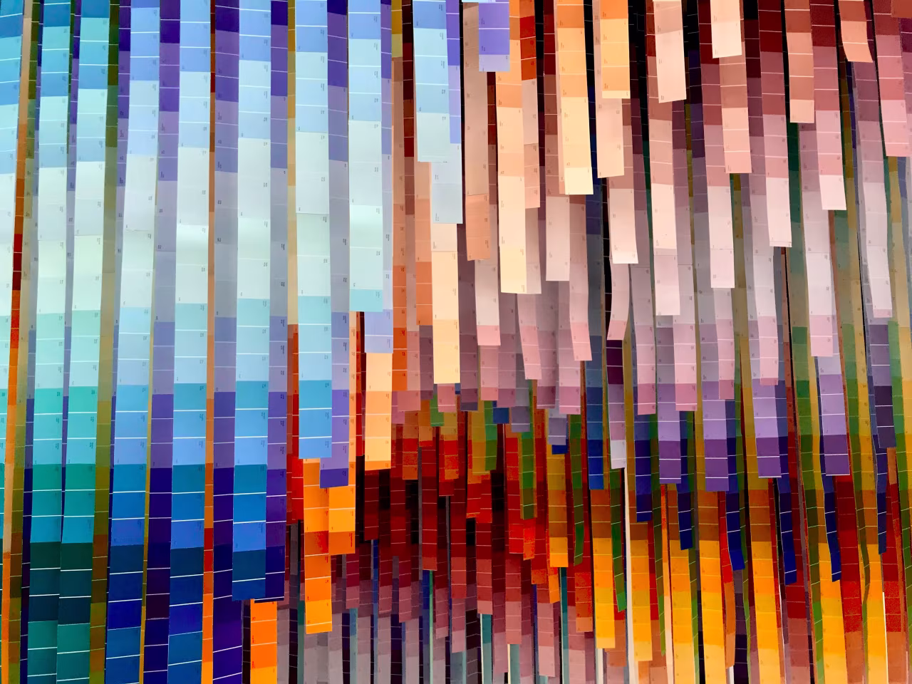Abstract kunstwerk met verticale strepen in blauw, groen, oranje, rood en paars, evocatie zonsondergang en water - voor u die er niet was