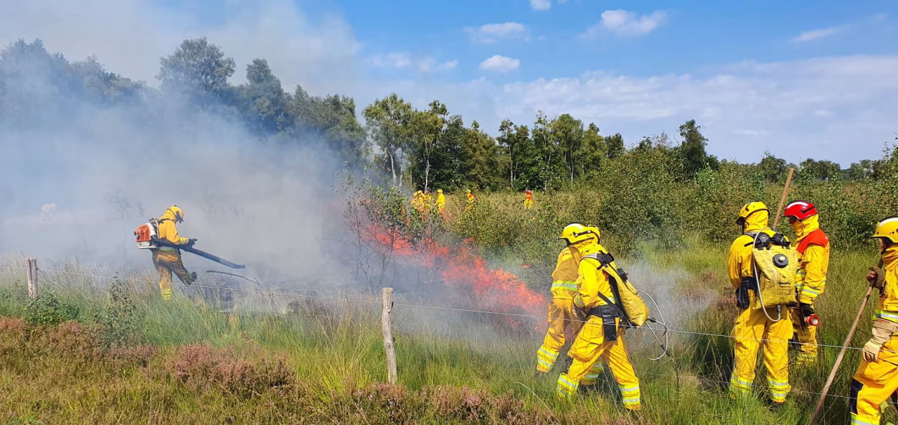Brandweer Twente bestrijdt natuurbrand in open veld met rook en vlammen, regionaal weekoverzicht sept. 2022