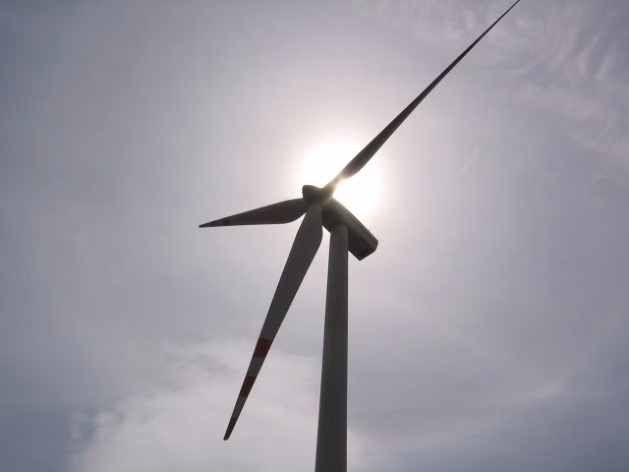 Windturbine tegen bewolkte lucht met zon en lichtkrans duurzame energie regio Twente nieuws weekoverzicht 31 okt-4 nov 2022
