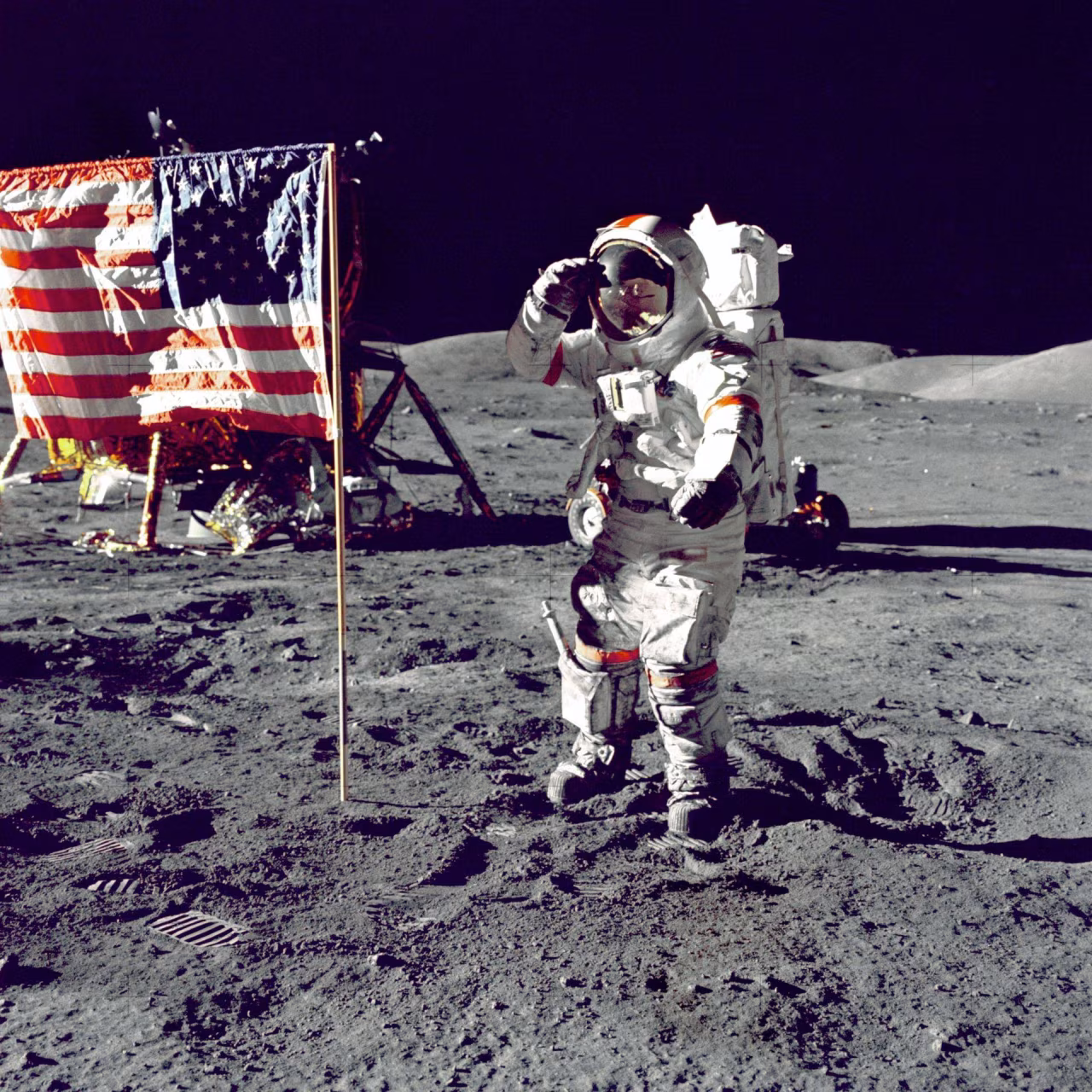 Nieuwsoverzicht 29 aug t/m 4 sept 2022: astronaut groet op maan bij amerikaanse vlag, maanlandschap en landingsmodule