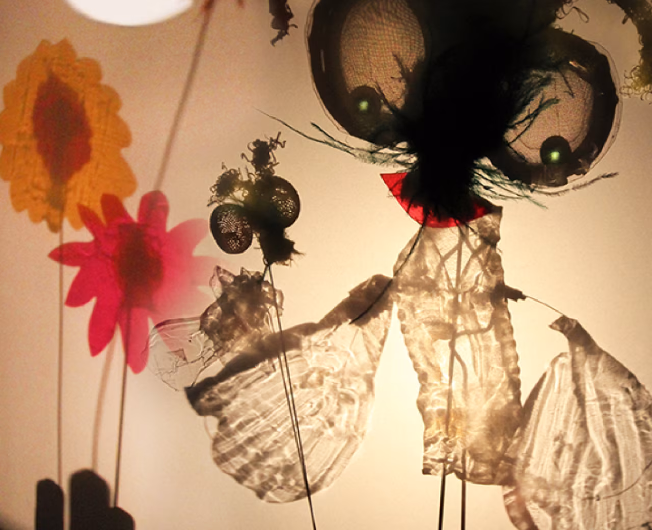 Herfstvakantie in rijksmuseum twenthe en museumfabriek met abstracte lichtgevende insectachtige kunst en bloemvormen in oranje en roze
