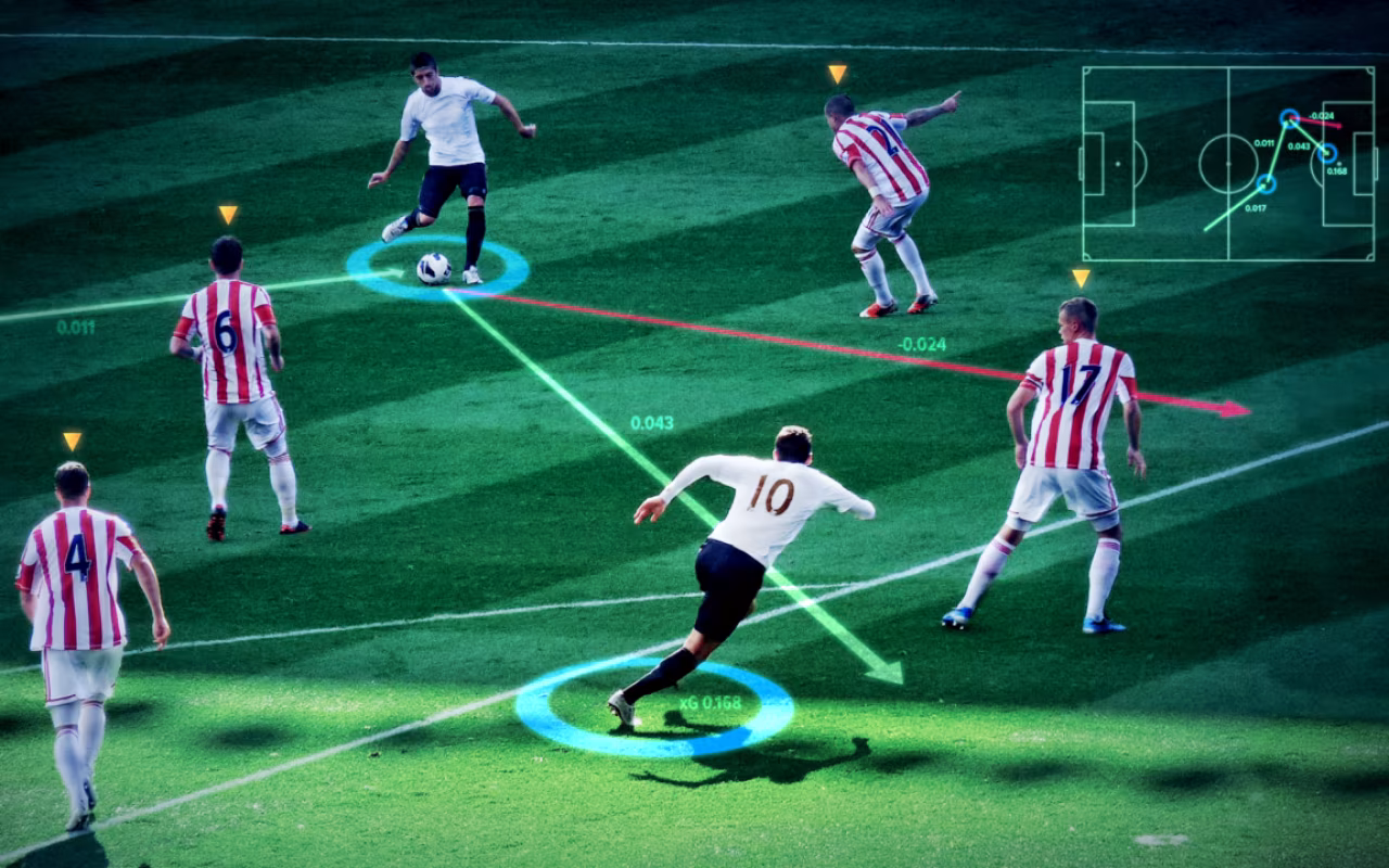 Tactische analyse van voetbalwedstrijd met datafetisjisme en positie-data, met digitale overlays van kansen en bewegingen