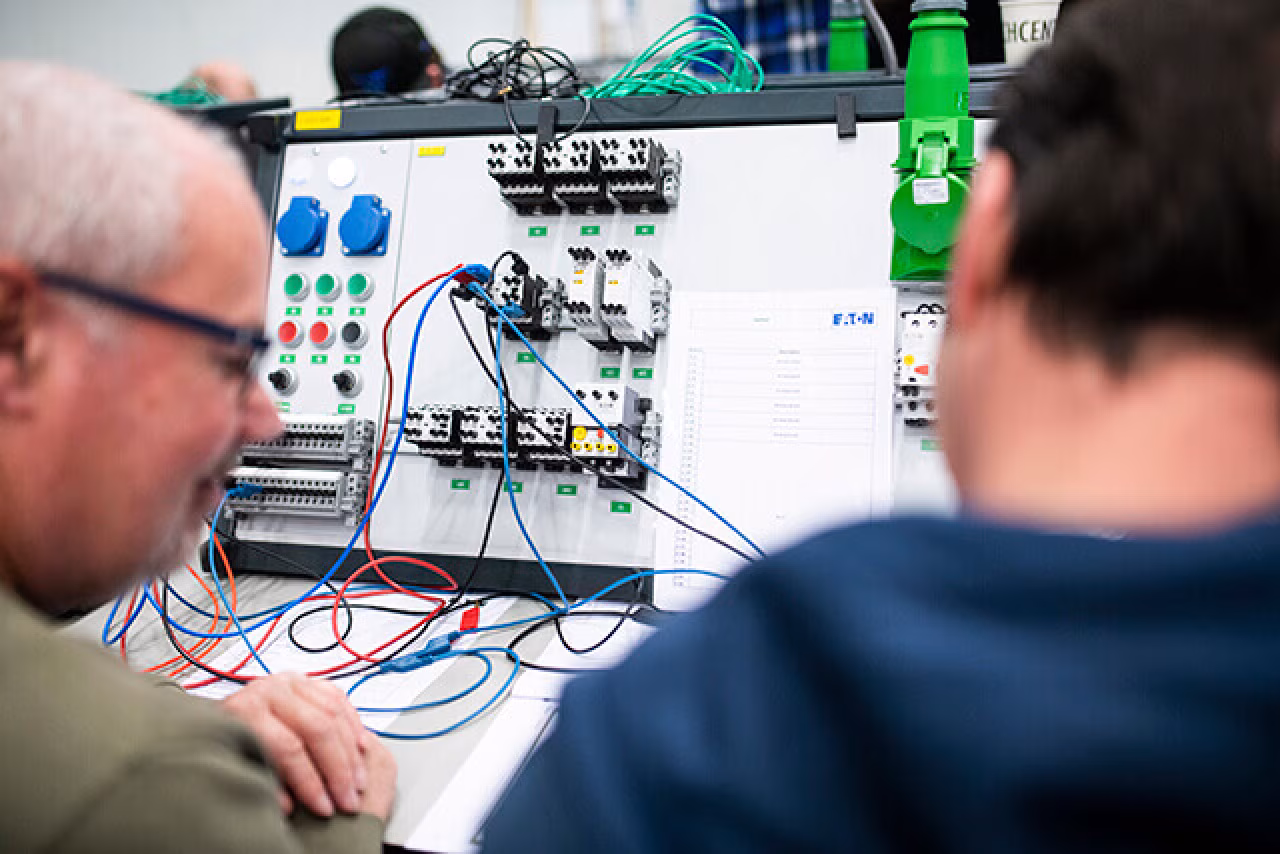 Nieuwsoverzicht 27 juni t/m 3 juli 2022 met afbeelding van twee mensen die technische elektrische schakeling bestuderen