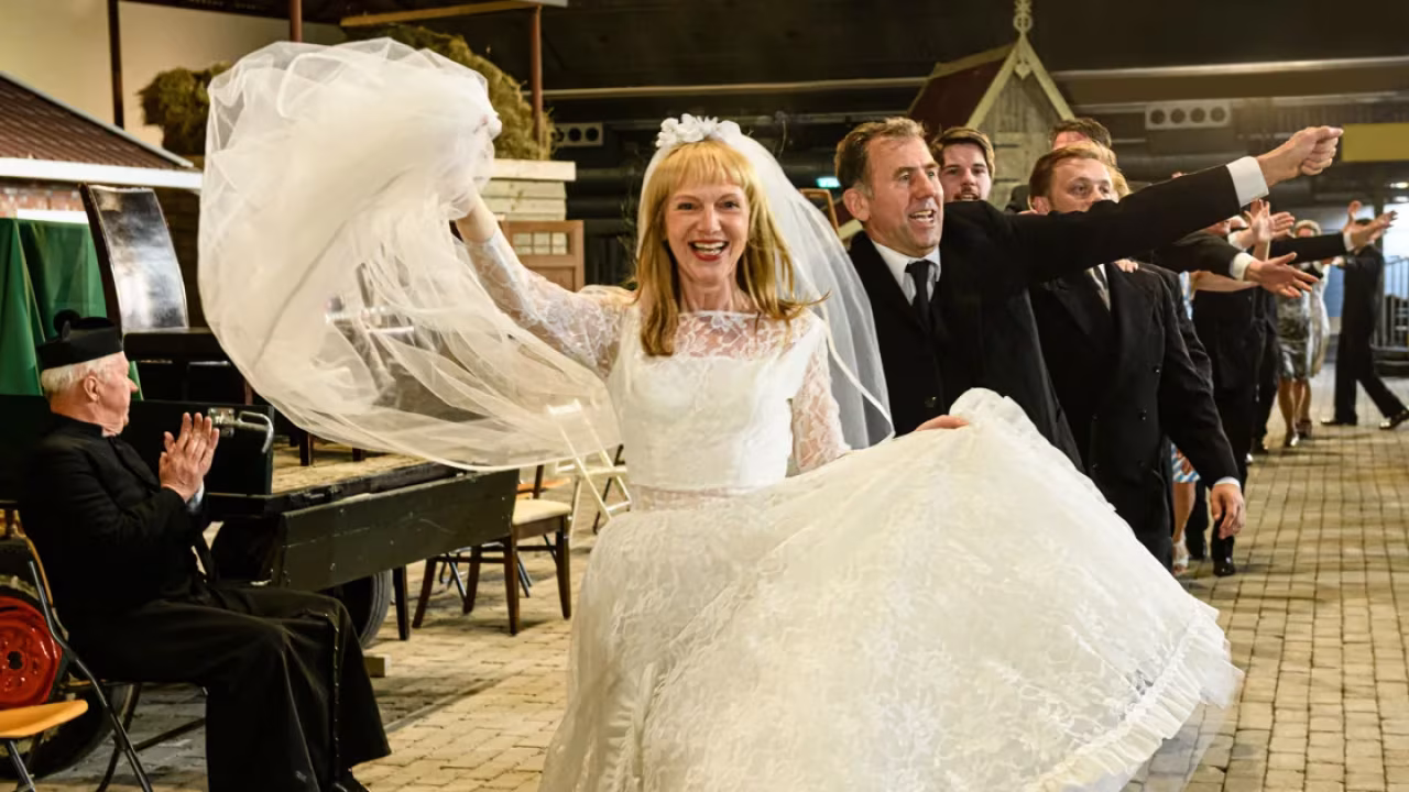 Bruidsjurk sluier lachend bruiloft moment met rolstoel applaudisserend mooieën dag bij hanna van hendrik theatrespektakel twente