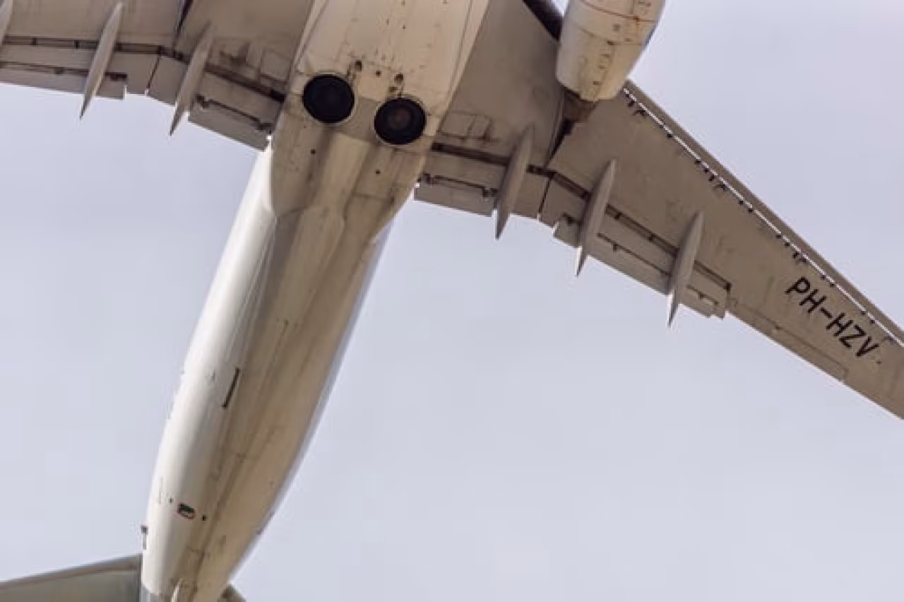 Vliegtuig in vlucht gezien van onderaf met registratiecode PH-HZV op rechtervleugel, regionaal weekoverzicht 4-8 april 2022