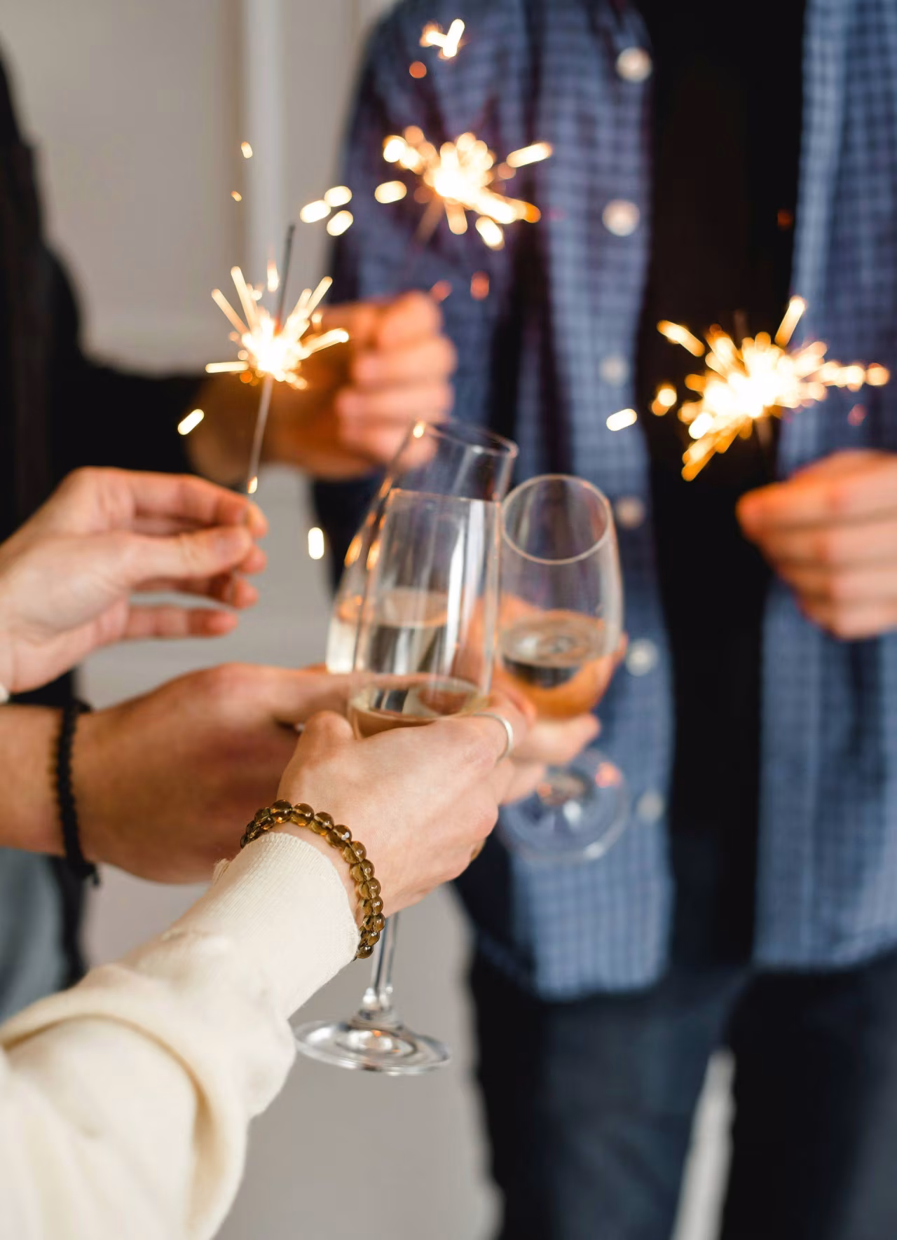 Feestelijke toast met champagneglazen en fonkelende sterretjes in de sfeer van Doordoen en nieuwjaarsviering in Twente