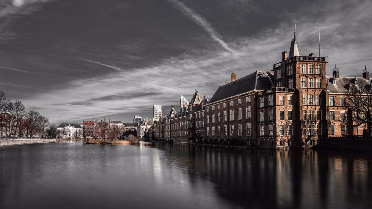 Stadsgezicht met historische architectuur langs water in de stad Twente, reflectie in rivier, bewolkte lucht nieuwsoverzicht juli 2023