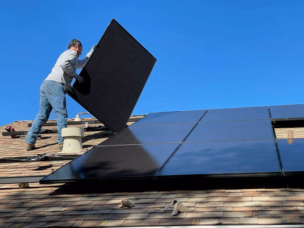 Nieuwsoverzicht 4-10 aug 2025: installatie zonnepanelen op hellend dak met donkere zonnecollectoren, zonnekracht en duurzaamheid