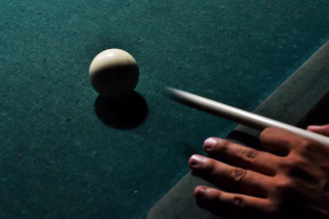 Spelbiljartfocus hand keu en witte bal op groen laken actie voorbereiding slag leef het onvoltooide leven