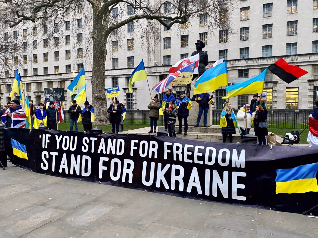 Demonstratie voor Oekraïne met een banner 'If you stand for freedom stand for Ukraine' en meerdere Oekraïense vlaggen, De oorlog in Oekraïne van ma 24 februari t/m zo 2 maart 2025
