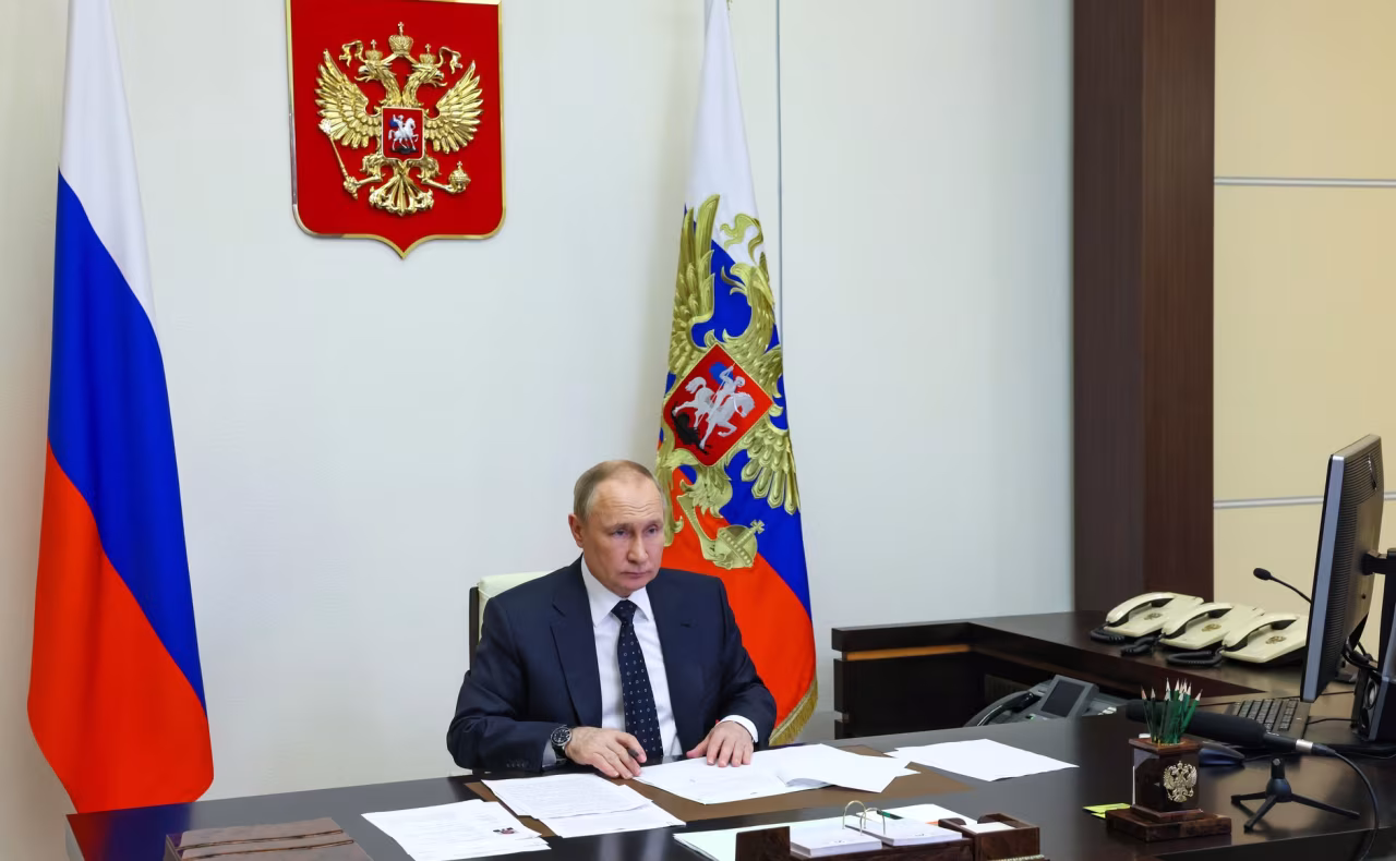 Formele kantoorruimte met Russische vlaggen, staatswapen en groot rood wapenschild met Russische adelaar, officiële sfeer