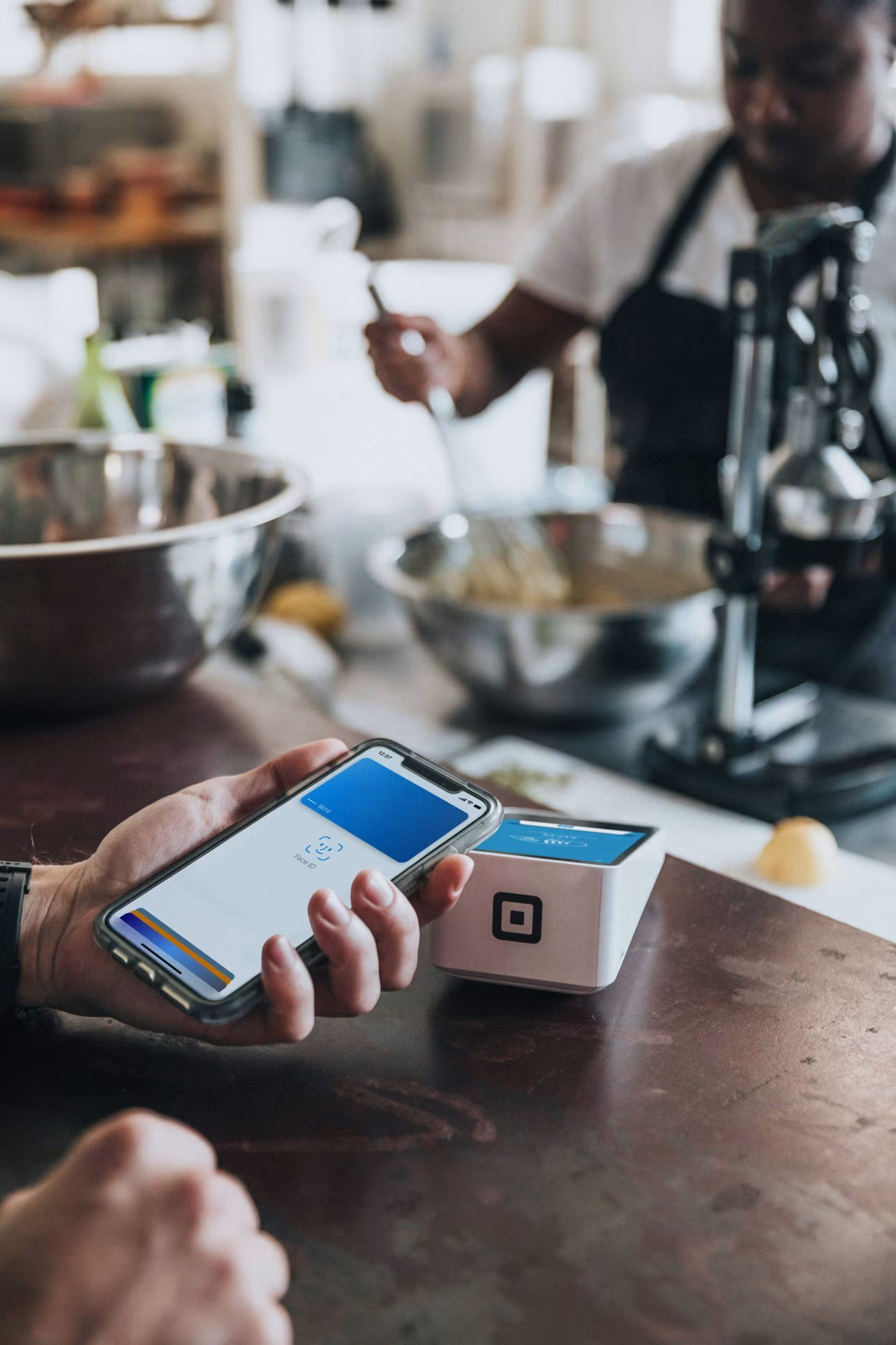 Getikt ceremonie mobiel betalen draadloze betaalterminal in keuken met keukengerei en metalen kommen