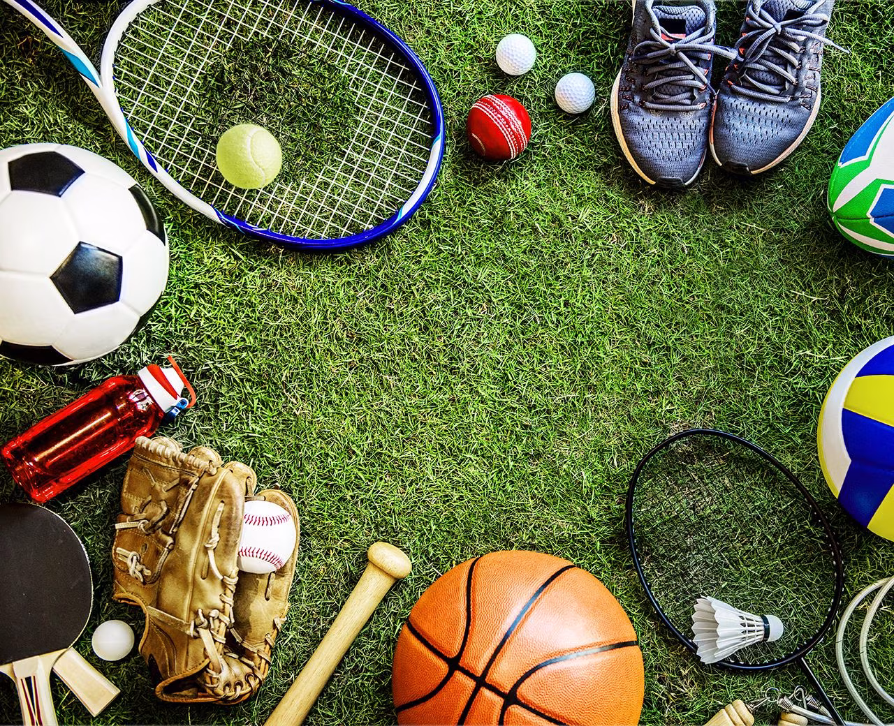 Sportoverzicht 15-21 november met diverse sportartikelen als tennisracket, basketbal, voetbal, honkbalhandschoen en rugbybal op gras
