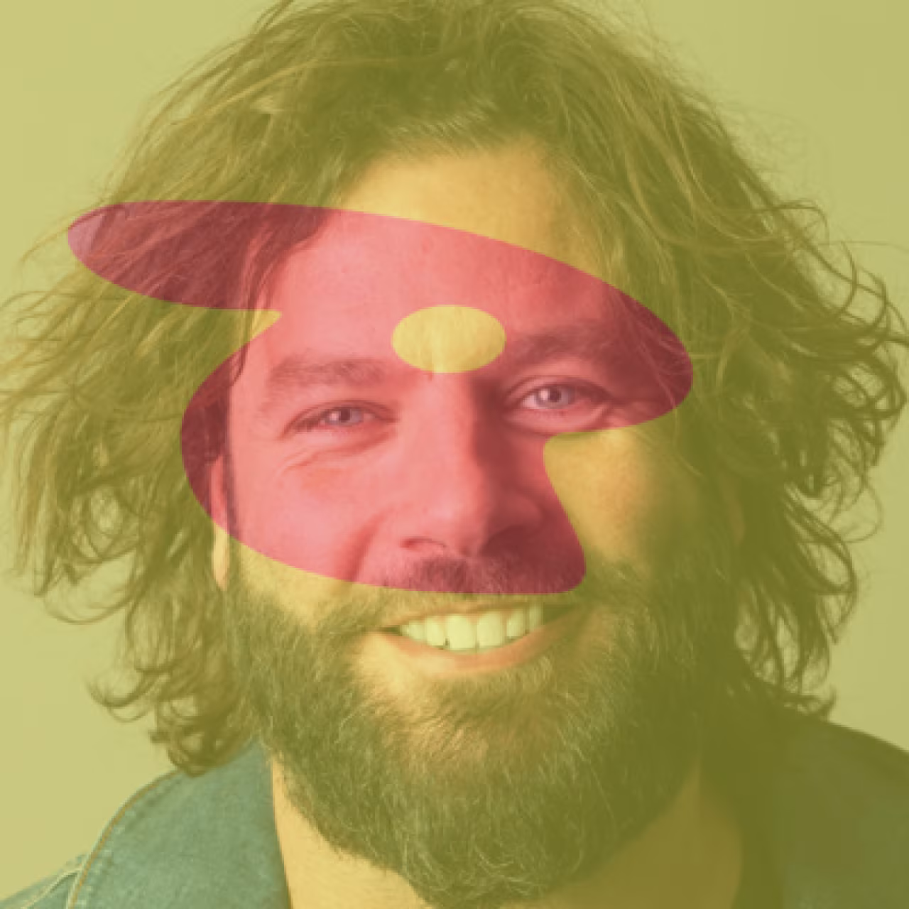 Artistieke afbeelding met rood abstract element op gezicht van Hendrik Jan Bökkers in #46 de Beste Zanger van Nederland